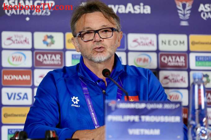 HLV Troussier: 'Ai nói tôi thế nào cũng được, đừng chỉ trích cầu thủ bóng đá'