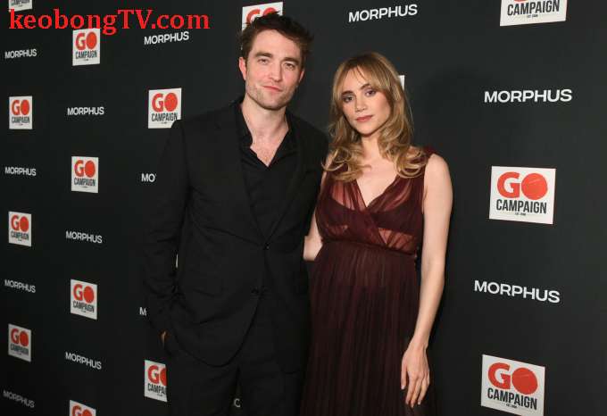 Vợ sắp cưới của Robert Pattinson khoe bụng bầu ở giải Emmy