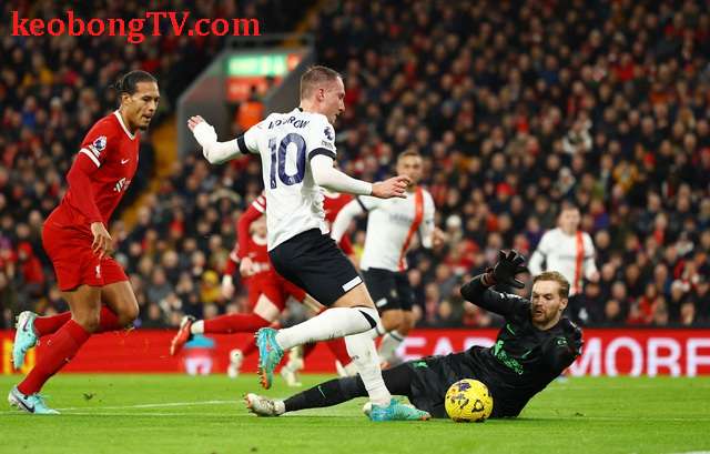  Ngược dòng siêu đỉnh, Liverpool vùi dập Luton Town ở Anfield