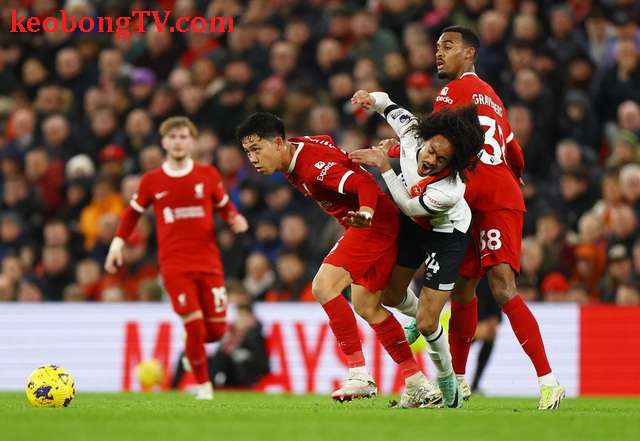  Ngược dòng siêu đỉnh, Liverpool vùi dập Luton Town ở Anfield