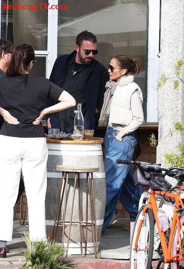 Jennifer Lopez hôn Ben Affleck cuồng nhiệt trên phường