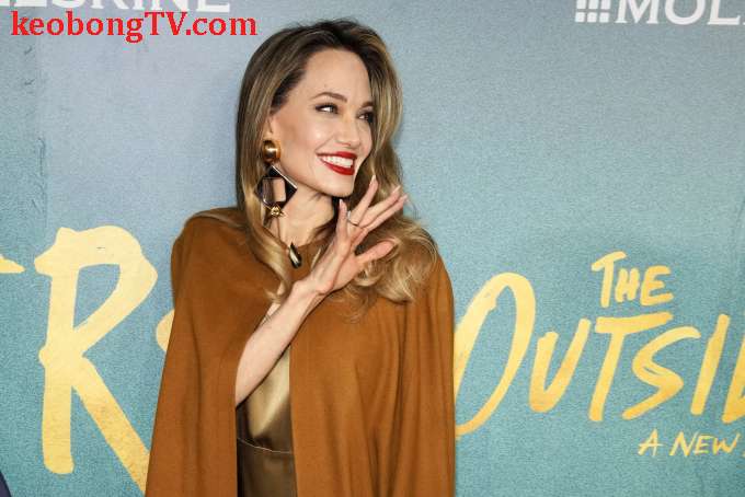 Angelina Jolie và con gái út dự buổi ra mắt nhạc kịch Broadway