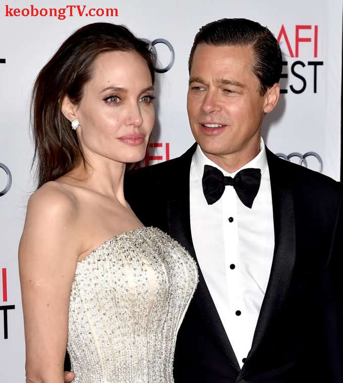 Angelina Jolie bị kết tội khuyên những con xa lánh bố