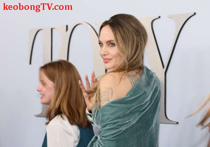 Angelina Jolie và con gái chói sáng trên thảm đỏ