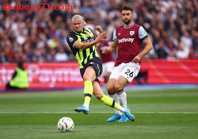  Haaland bùng nổ hat-trick, Man City hạ West Ham giật ngôi đỉnh bảng