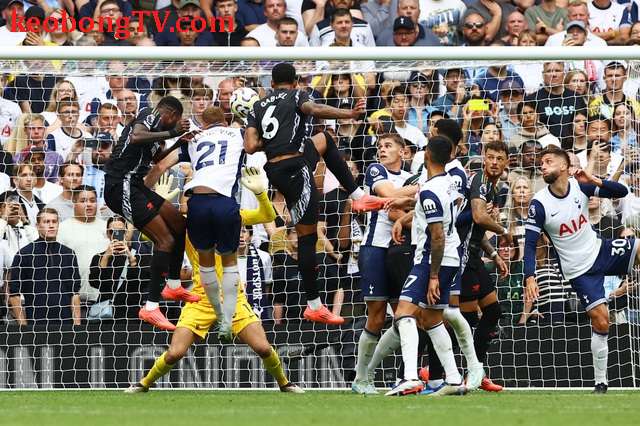  Tottenham "đá gấu" nhưng không cản được Arsenal