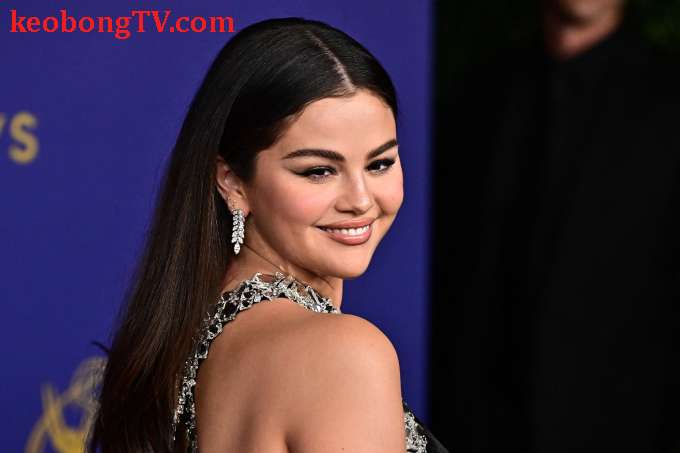 Selena Gomez chói sáng trên thảm đỏ Emmy 2024